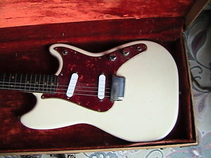VINTAGE 1963 USA FENDER duo sonic  ELECTRIC GUITAR with case