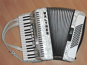 Last-Minute-Geschenk: Top-Akkordeon Walther Pirat 3chörig/72 Bass