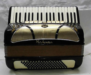 Schönes spielbereites Akkordeon HOHNER LUCIA IV P -4-chörig