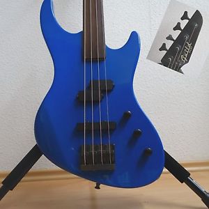 Ein Traum in Blau : Guild Pilot fretless Blau E - Bass 4 Saiter