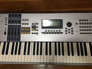 Yamaha MOTIF ES8 Keyboard Synthesizer