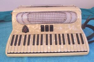 Roma Americanna Petosa 120 Bass Accordion 2/4 reeds Accordian Italy  G. cond