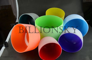 Chakra Tuned Set von 7 mattierten farbigen Crystal Singing Bowls Alle 25 cm