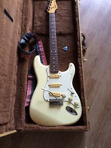 Electric guitar Fender Stratocaster white vintage