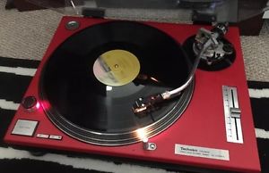 Technics Quartz Direct Drive SL-1200 Turntable