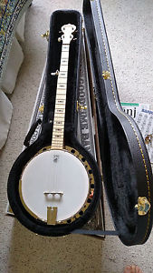 *** LIKE NEW **** Deering The Goodtime 2 Banjo, CASE and accessories