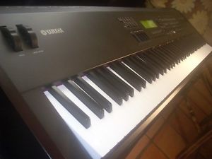 Yamaha S90 Keyboard and Synthesizer