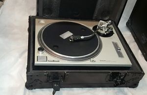 TECHNICS SL-1200 MK2 PAIR TURNTABLES