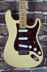 1997 Fender Stratocaster Plus Electric Guitar Vintage White w/HSC Strat Plus