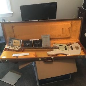 Fender 1960 Custom Shop Jazz Bass Relic Reissue, blonde,gold hardware orig case