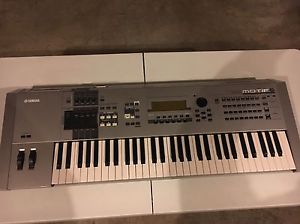 Yamaha MOTIF6 Keyboard Synthesizer 61- Key w/ Memory Card