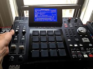 Akai MPC 2500 MAXED OUT - XL SCREEN - HARDDRIVE - PAD UPGRADE + EXTRAS Maschine