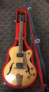 VTG  84/85 FENDER D'AQUISTO HOLLOW BODY JAZZ ARCHTOP ELECTRIC GUITAR. STANDARD.