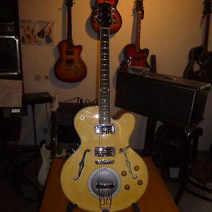 Hollow -Body Jazz - Gitarre  mit eingebautem Amp. und Lautsprecher von BJB