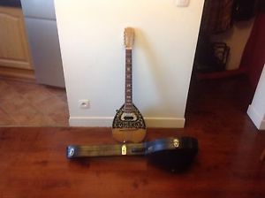 Bouzouki à 6 cordes.Instrument grec.
