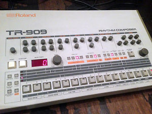 Roland TR-909 in Very Good Condition, new internal batteries, see it in action!