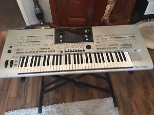 YAMAHA Tyros 3 Große Festplatte mit Viel Musik