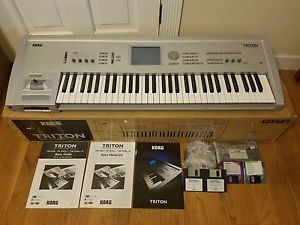 KORG TRITON CLASSIC 61 KEY V1.08 W/ORIGINAL PACKAGING 32MB RAM VHS BONUS DISKS