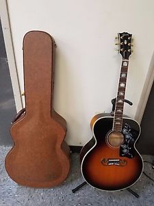 Gibson J-200 with original case made in US