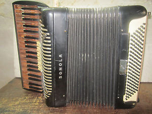 SONOLA ACCORDION   MADE IN  ITALY   FULL SIZE  GOOD SOUND  USED ONLY PARTS