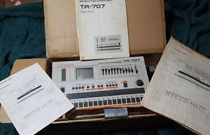 Roland TR 707 Drum Machine / Rhythm Composer / Original / 909 ish