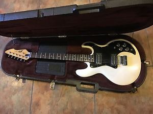 Peavey T60 Electric Guitar Vintage RARE WHITE w/ Hard Shell Case Wow