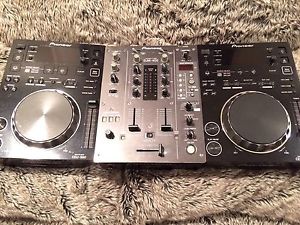 Two Pioneer CDJ 350s And Pioneer DJM400 Mixer Set!!!! FREE SHIPPING