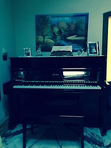 Pianoforte Verticale Essex by Steinway & Sons