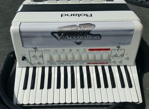 Roland V-Accordion FR-2  white 34-Key Piano Digital Accordion