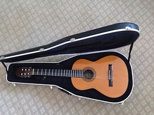 Raimundo Model 128 Spanish Classical Guitar With Hard Case