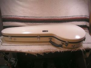 Price Streamline Fiberglass banjo case for  Gibson style banjo. NICE