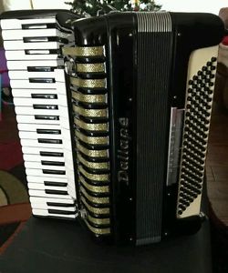 accordion dalape3/5/hand made reed tone chamber  gud condition