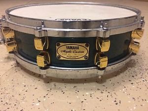 yamaha maple custom snare drum 14X4 turquoise finish, case included