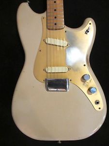VINTAGE FENDER 1957 DUO SONIC WITH ORIGINAL FUNCTIONAL CASE