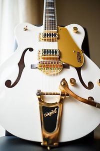 White Gretsch Electromatic g5422t Guitar