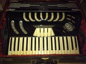 LIRA accordion MOD 20 Original Case In Excellent VTG Condition. Made In Italy