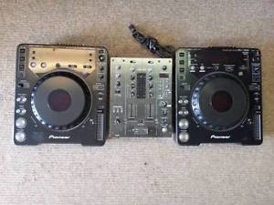 Pair of Pioneer CDJ-1000 Turntables & DJM-400 mixer