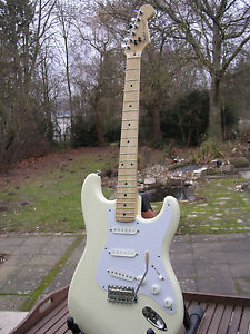 FENDER Stratocaster (Strat) MIJ - Japan - weiss / white