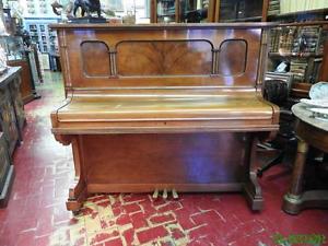 STUPENDA ANTICA PIANOFORTE VERTICALE NOCE INIZI DEL 900  BELLO PER UN PIANO BAR