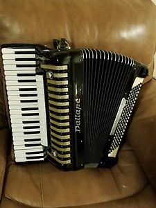 accordion dallape3/5/hand made reed tone chamber  gud condition