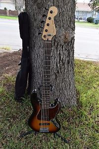 Fender Deluxe active Jazz Bass, 2013 MIM mexico , with roadrunner bag. Clean!