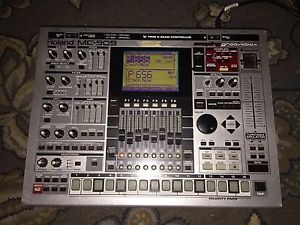 Roland MC-909 Sampling Groovebox