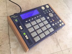 AKAI MPC 1000 UPGRADED 120GB INTERNAL DRIVE CENSOR PADS BLUE SCREEN WOODEN SIDES