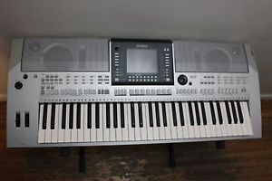 Yamaha psr-710, 61 keys, keyboard, stand, sustain pedal, and wires (40x20x8 in.)