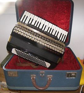 120 Bass Hohner Atlantic IV Deluxe Accordion  A1 Condition Full Size