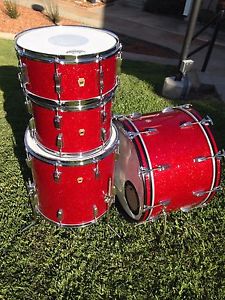 VNTG 64-65 LUDWIG CLASSIC DRUMSET. RED GLASS GLITTER, MATCHING 6.5 SNARE, BEAUTY