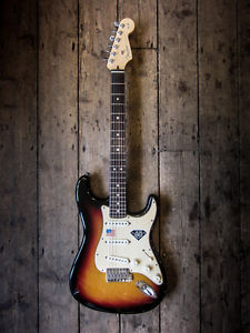 2005 60th ANNIVERSARY FENDER STRATOCASTER - STRAT - SUNBURST R/W NECK WITH CASE
