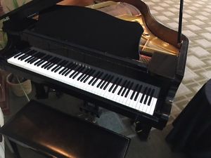Yamaha Baby Grand Piano Ebony G2