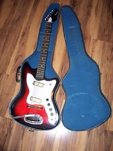 HOLIDAY BOBKAT HARMONY, 2 PICKUP, MID 60s,TREMELO WITH BAR, ORIGINAL CASE,VGC