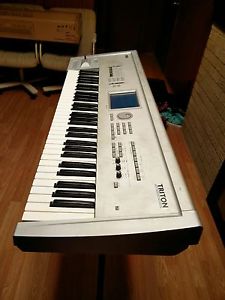Korg Triton Classic Keyboard Synthesizer 61 key plus extras! L@@k